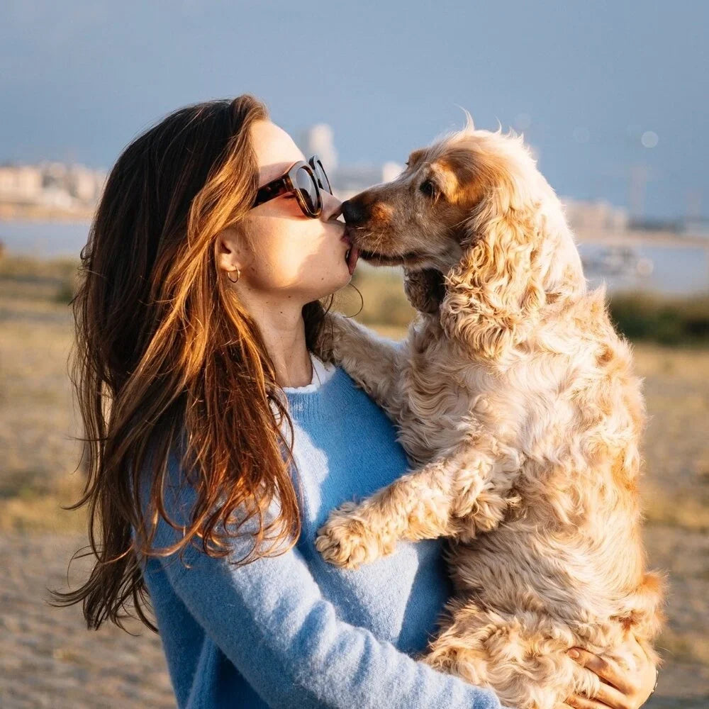 Hund mit Frauchen – frischer Atem dank Imby Bite & Breath