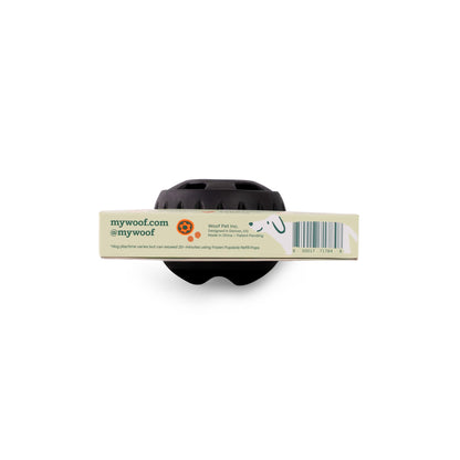 Hund kaut auf dem Woof Pupsicle Power Chewer